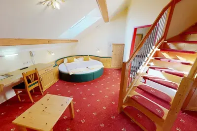 Ein Bett oder Betten in einem Zimmer der Unterkunft Voralpenhotel Schmoller