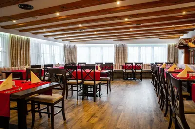 Ein Restaurant oder anderes Speiselokal in der Unterkunft Voralpenhotel Schmoller