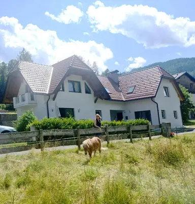 Das Gebäude in dem sich das Ferienhaus befindet