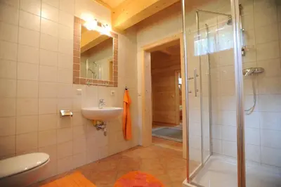 Ein Badezimmer in der Unterkunft Almstallhütte