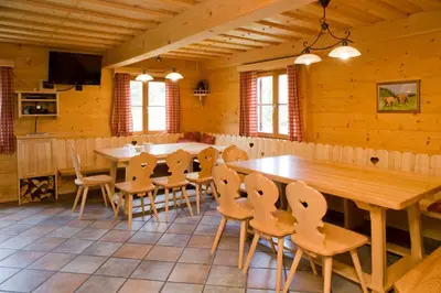 Ein Restaurant oder anderes Speiselokal in der Unterkunft Almstallhütte