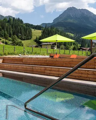 Ein allgemeiner Bergblick oder ein Berglick von des Ferienhauses aus