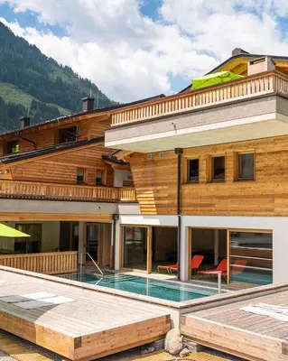 Ein allgemeiner Bergblick oder ein Berglick von des Ferienhauses aus