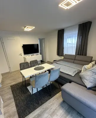 Ein Sitzbereich in der Unterkunft Ferienwohnung in den Alpen