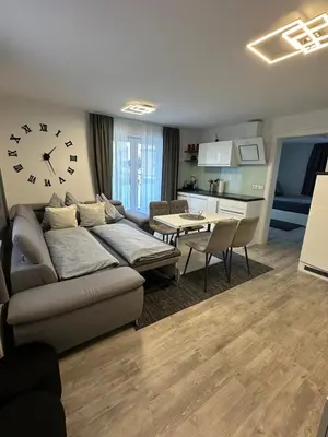 Ein Sitzbereich in der Unterkunft Ferienwohnung in den Alpen