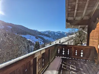 Ein allgemeiner Bergblick oder ein Berglick von des Ferienhauses aus
