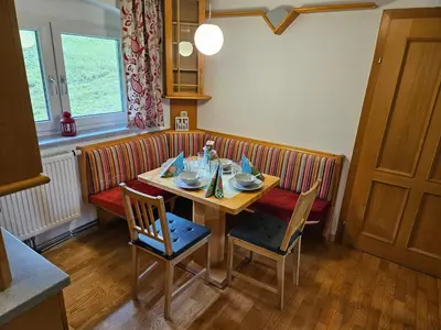 Ein Sitzbereich in der Unterkunft Ferienwohnung Hüttenbauer