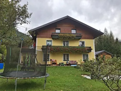 Ein Garten an der Unterkunft Haus Schöffau