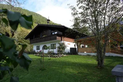 Ein Garten an der Unterkunft Alpenruhe Werfenweng