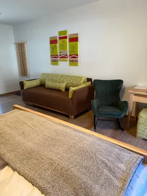 Ein Sitzbereich in der Unterkunft Gesäuse-Zimmer