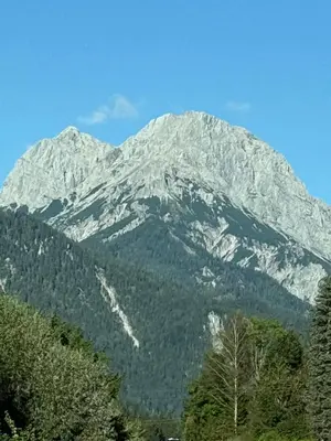 Ein allgemeiner Bergblick oder ein Berglick von des Motels aus