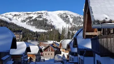 Ein allgemeiner Bergblick oder ein Berglick von des Ferienhauses aus
