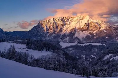 Ein allgemeiner Bergblick oder ein Berglick von des Ferienhauses aus