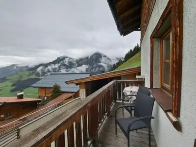 Ein allgemeiner Bergblick oder ein Berglick von des Ferienhauses aus
