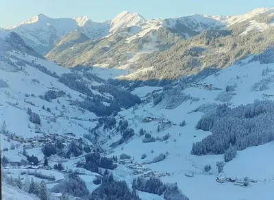 Ein allgemeiner Bergblick oder ein Berglick von des Ferienhauses aus
