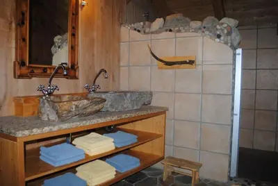 Ein Badezimmer in der Unterkunft Loimoarhütte