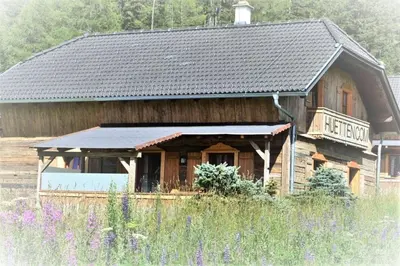 Das Gebäude in dem sich das Ferienhaus befindet