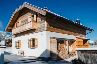 Das Gebäude in dem sich das Ferienhaus befindet