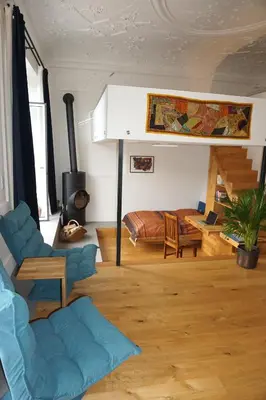 Ein Sitzbereich in der Unterkunft Außergewöhnliche Loft-Wohnung in einer alten Barons Villa mit Südterrasse und privatem Garten