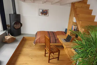 Ein Sitzbereich in der Unterkunft Außergewöhnliche Loft-Wohnung in einer alten Barons Villa mit Südterrasse und privatem Garten