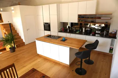 Küche/Küchenzeile in der Unterkunft Außergewöhnliche Loft-Wohnung in einer alten Barons Villa mit Südterrasse und privatem Garten