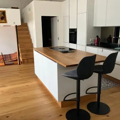 Außergewöhnliche Loft-Wohnung in einer alten Barons Villa mit Südterrasse und privatem Garten