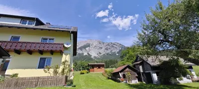 Ein allgemeiner Bergblick oder ein Berglick von of country house aus
