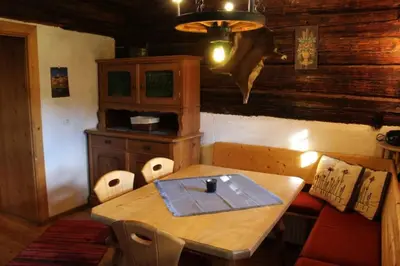 Ein Sitzbereich in der Unterkunft Zetzenberghütte