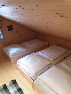 Ein Bett oder Betten in einem Zimmer der Unterkunft Zetzenberghütte