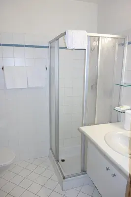 Ein Badezimmer in der Unterkunft Alpina Holiday Living Apartments