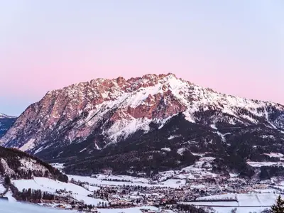 Ein allgemeiner Bergblick oder ein Berglick von des Ferienhauses aus