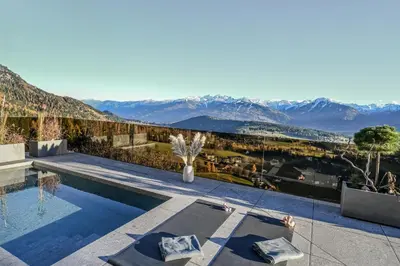 Ein allgemeiner Bergblick oder ein Berglick von des Chalets aus