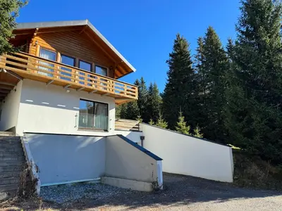 Das Gebäude in dem sich das Ferienhaus befindet