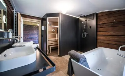 Ein Badezimmer in der Unterkunft Historisches Alpenchalet Käth & Nanei auf Großschlaggut