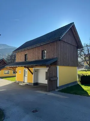 Das Gebäude in dem sich das Ferienhaus befindet