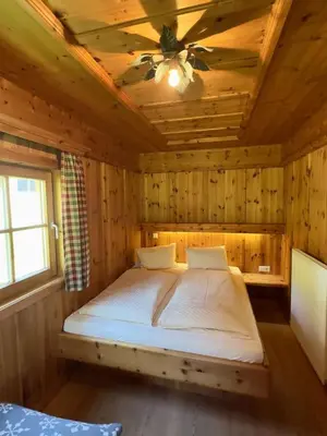 Ein Bett oder Betten in einem Zimmer der Unterkunft Zirbenhütte