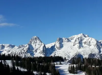 Ein allgemeiner Bergblick oder ein Berglick von der Ferienwohnung aus