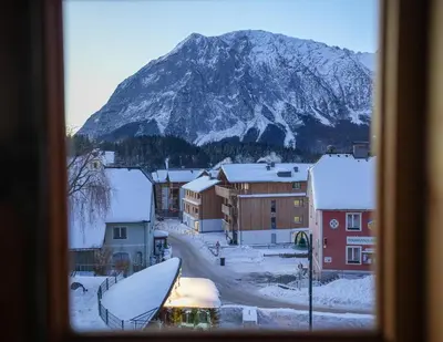 Ein allgemeiner Bergblick oder ein Berglick von des Ferienhauses aus