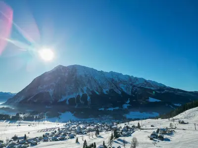 Ein allgemeiner Bergblick oder ein Berglick von des Ferienhauses aus