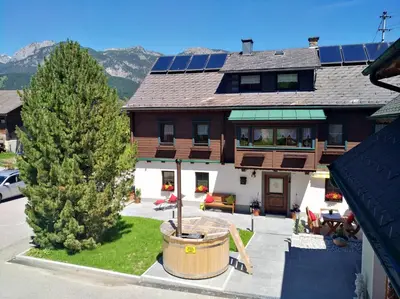 Ein allgemeiner Bergblick oder ein Berglick von des Ferienhauses aus