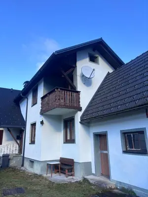 Das Gebäude in dem sich das Ferienhaus befindet