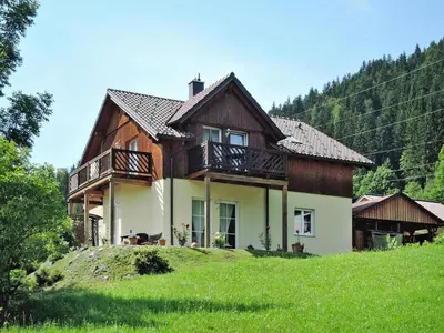Das Gebäude in dem sich das Ferienhaus befindet