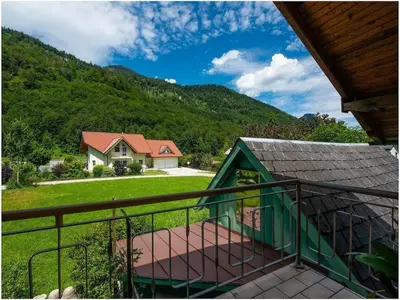 Ein allgemeiner Bergblick oder ein Berglick von des Ferienhauses aus