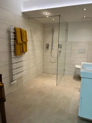 Ein Badezimmer in der Unterkunft Smart Stay - Privates Zimmer & Bad im Untergeschoss - Kingsize Komfort fuer Zwei
