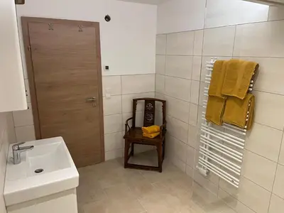 Ein Badezimmer in der Unterkunft Smart Stay - Privates Zimmer & Bad im Untergeschoss - Kingsize Komfort fuer Zwei