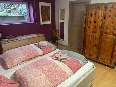 Ein Bett oder Betten in einem Zimmer der Unterkunft Smart Stay - Privates Zimmer & Bad im Untergeschoss - Kingsize Komfort fuer Zwei
