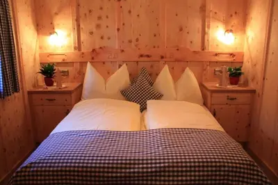 Ein Bett oder Betten in einem Zimmer der Unterkunft Oberprenner Zirbenhütte