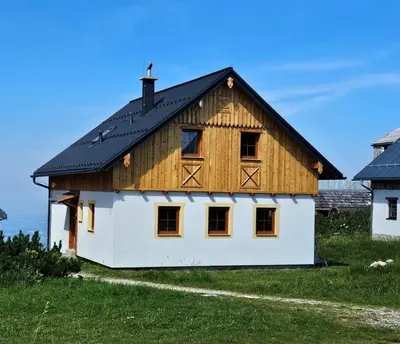 Das Gebäude in dem sich das Ferienhaus befindet