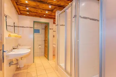 Ein Badezimmer in der Unterkunft Radlehenhütte