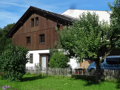Ein Garten an der Unterkunft Ferienhaus am Fluss, zentrale Lage